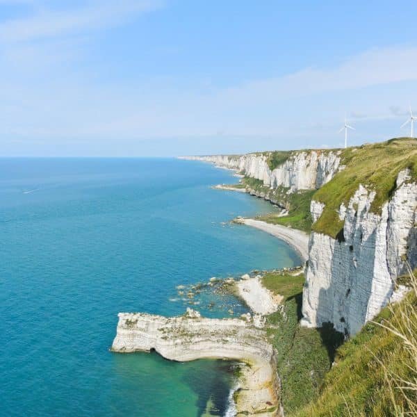 Éoliennes sur la côte de la Manche en Normandie