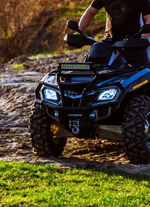 Un couple aime faire du quad sur des collines forestières
